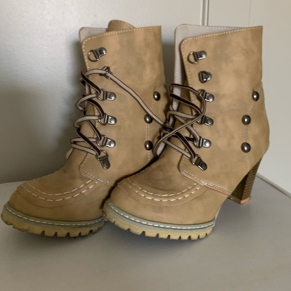 Heeled boots